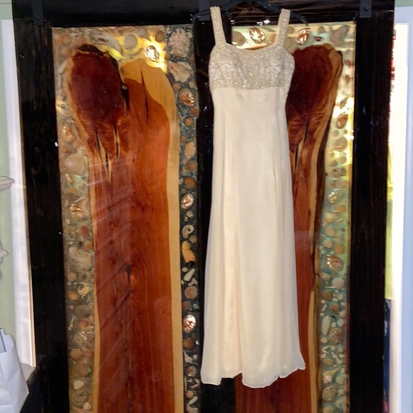 Fleur De Lis dress, size 4 prom dress yellow in amazing condition embellished - Picture 4 of 7